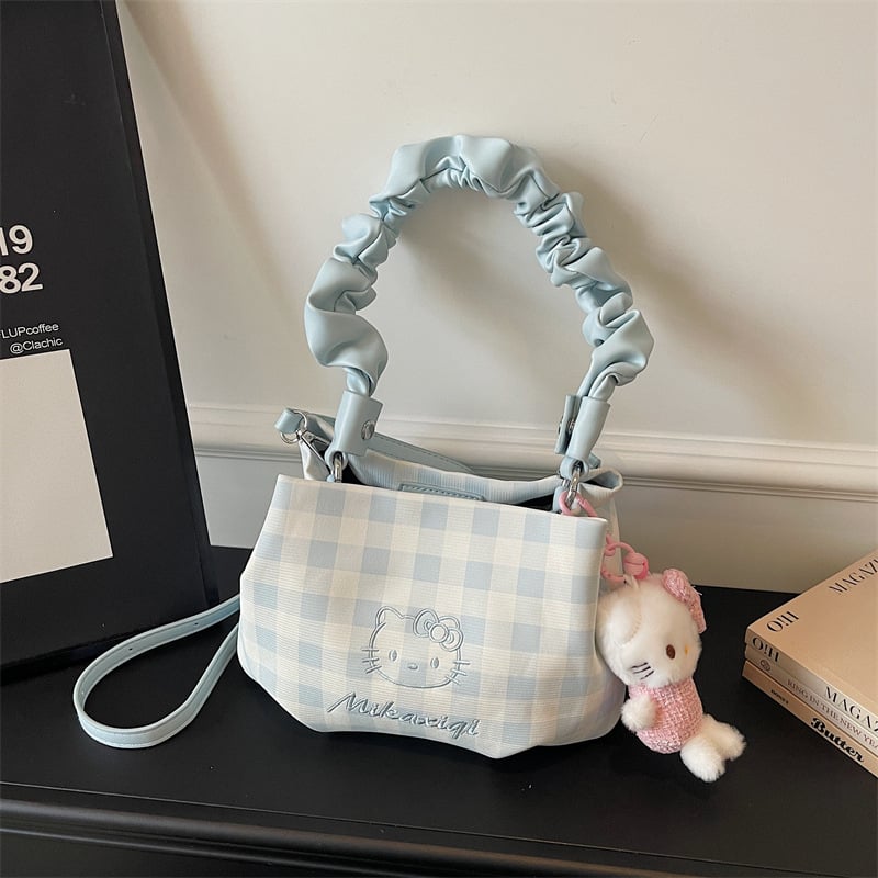 Texturirana mala crossbody torbica s lančanim remenom, polumjesnog oblika, inspirirana oblakima, suptilan dojam visokog kvaliteta