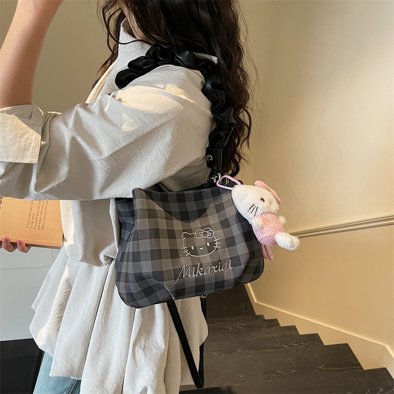 Texturirana mala crossbody torbica s lančanim remenom, polumjesnog oblika, inspirirana oblakima, suptilan dojam visokog kvaliteta