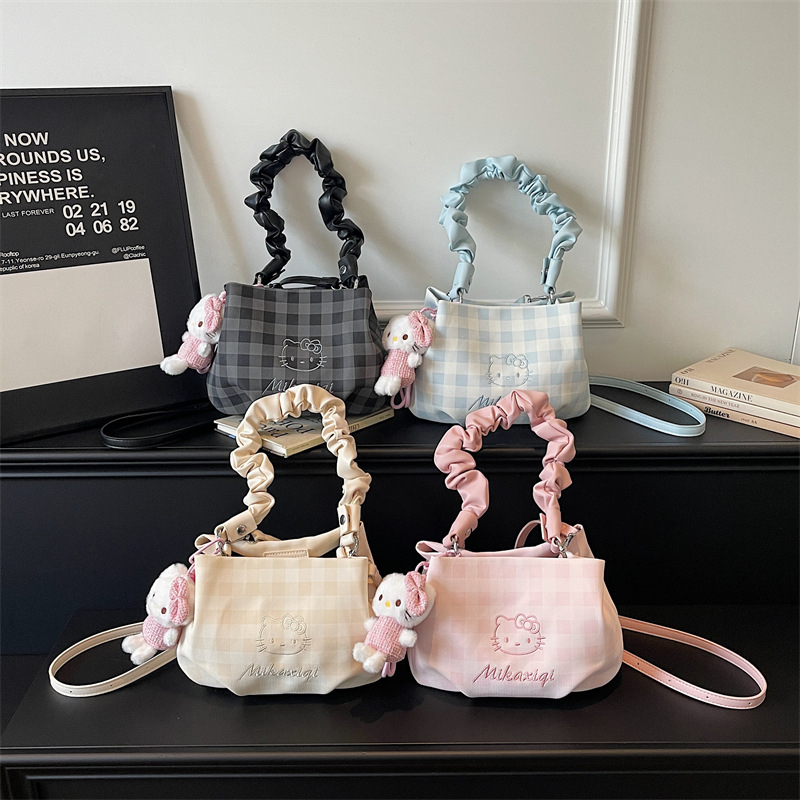 Texturirana mala crossbody torbica s lančanim remenom, polumjesnog oblika, inspirirana oblakima, suptilan dojam visokog kvaliteta
