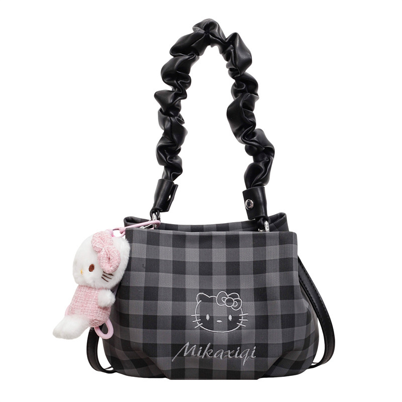 Texturirana mala crossbody torbica s lančanim remenom, polumjesnog oblika, inspirirana oblakima, suptilan dojam visokog kvaliteta