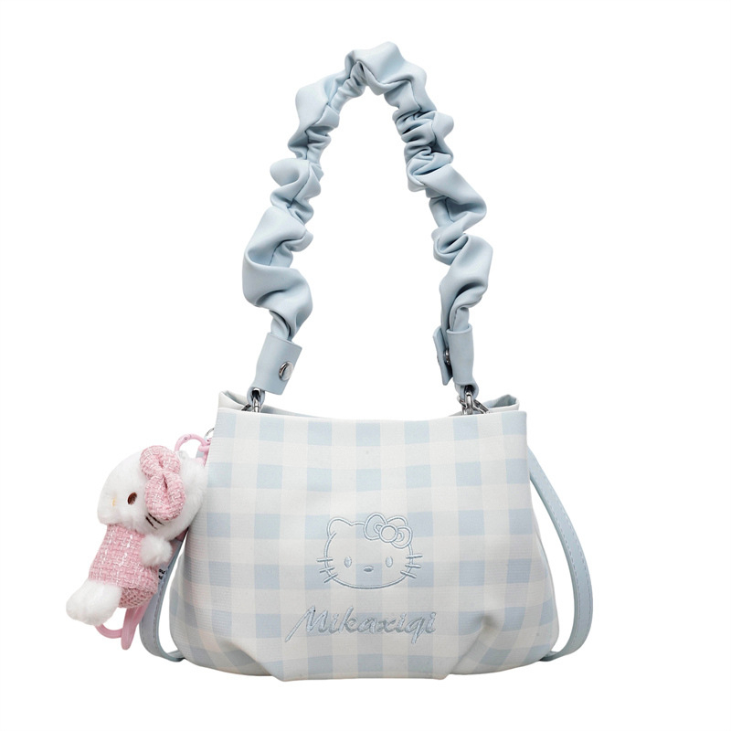 Texturirana mala crossbody torbica s lančanim remenom, polumjesnog oblika, inspirirana oblakima, suptilan dojam visokog kvaliteta