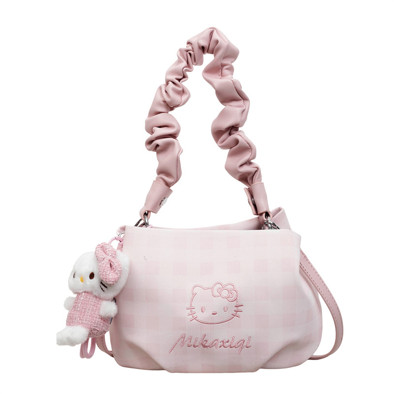 Texturirana mala crossbody torbica s lančanim remenom, polumjesnog oblika, inspirirana oblakima, suptilan dojam visokog kvaliteta