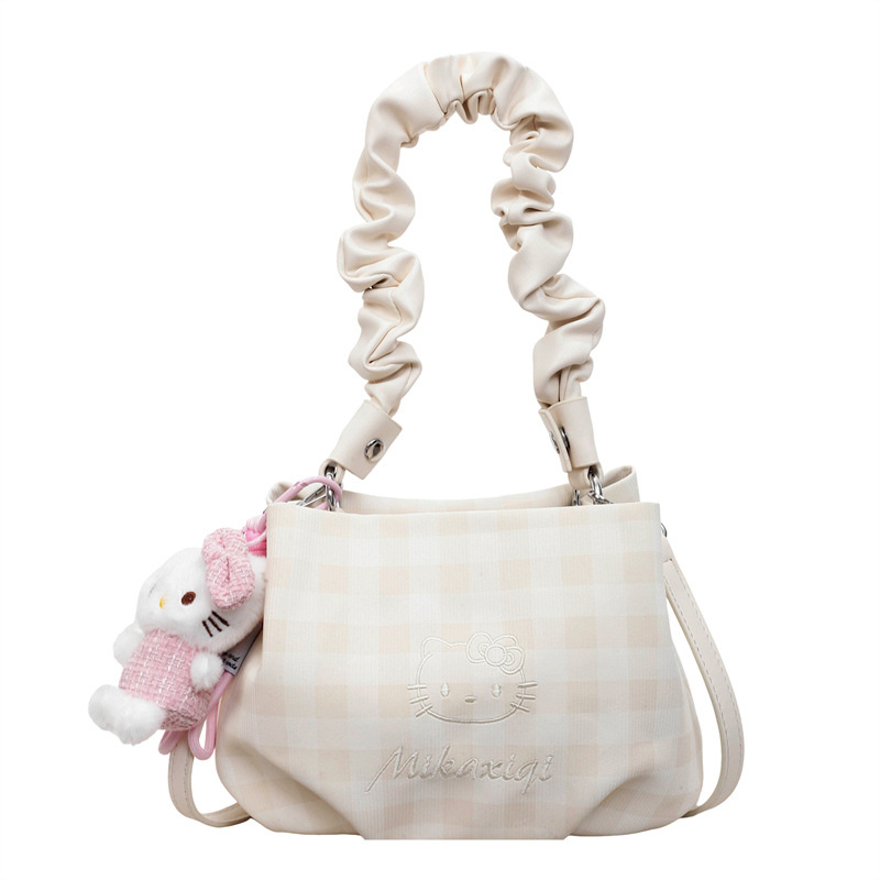 Texturirana mala crossbody torbica s lančanim remenom, polumjesnog oblika, inspirirana oblakima, suptilan dojam visokog kvaliteta