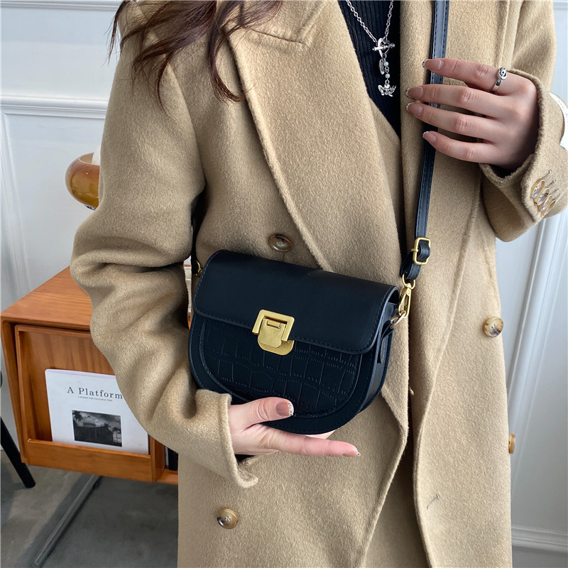 Ženska polukružna saddle torba od PU kože, mala crossbody torba, modern dizajn 2021