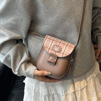 2025 moderna prijenosna retro torba preko ramena, karirani patchwork dizajn, stilna sedlov Crossbody torba, teksturirana torbica za telefon