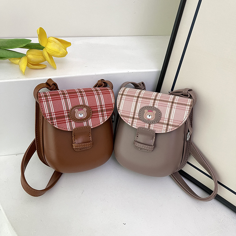 2025 moderna prijenosna retro torba preko ramena, karirani patchwork dizajn, stilna sedlov Crossbody torba, teksturirana torbica za telefon