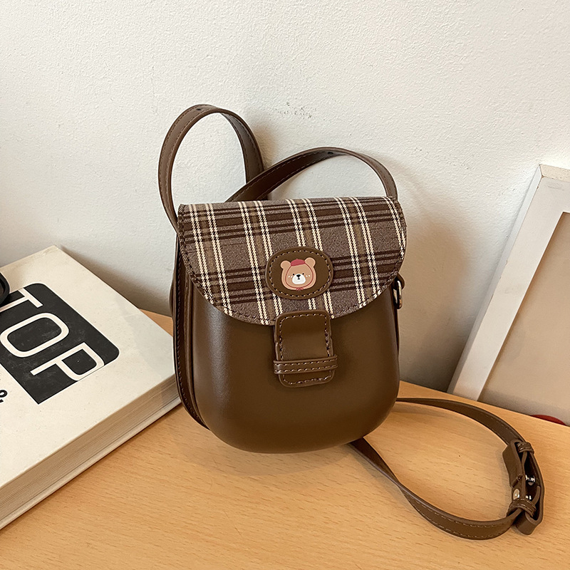 2025 moderna prijenosna retro torba preko ramena, karirani patchwork dizajn, stilna sedlov Crossbody torba, teksturirana torbica za telefon