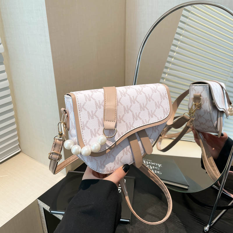 Ženska torba tipa sedlo – ljeto, crossbody/ramena/ispod pazuha, visoki modni trend