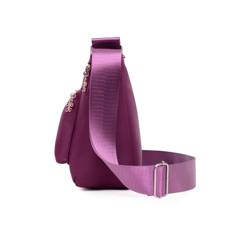 Jednobojna nylon crossbody torbica, lagana, dumpling oblik, za svakodnevnu upotrebu