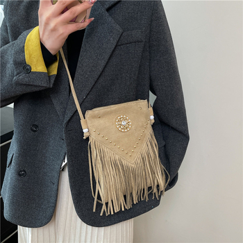 Ženska crossbody torba s rivetima i resicama, mala, sedlo stil, jesen-zima 2025