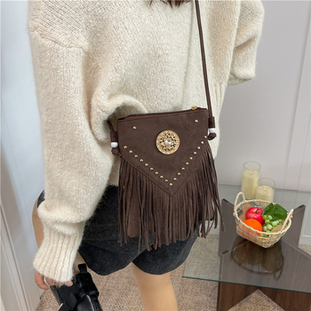 Ženska crossbody torba s rivetima i resicama, mala, sedlo stil, jesen-zima 2025