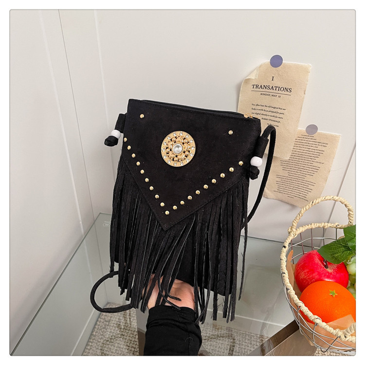 Ženska crossbody torba s rivetima i resicama, mala, sedlo stil, jesen-zima 2025