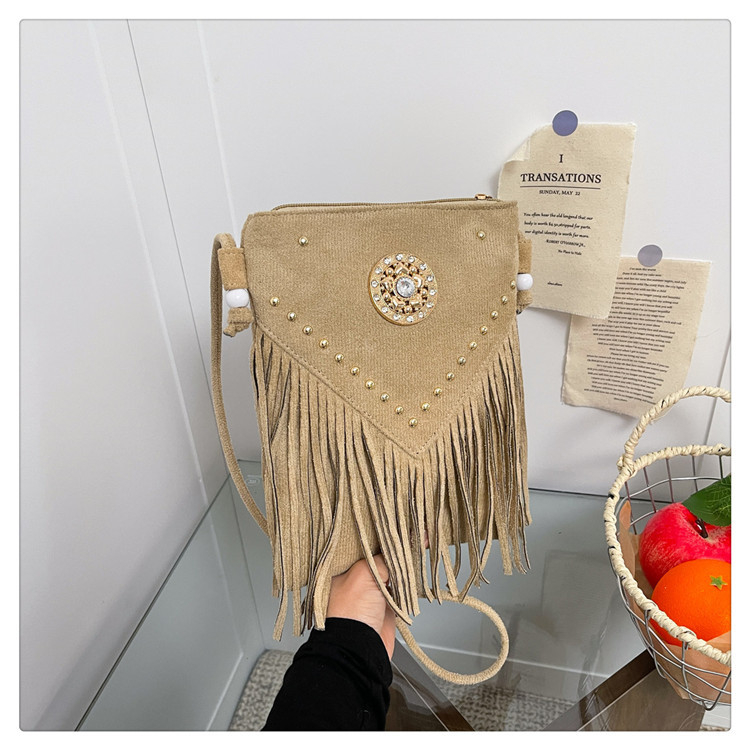 Ženska crossbody torba s rivetima i resicama, mala, sedlo stil, jesen-zima 2025