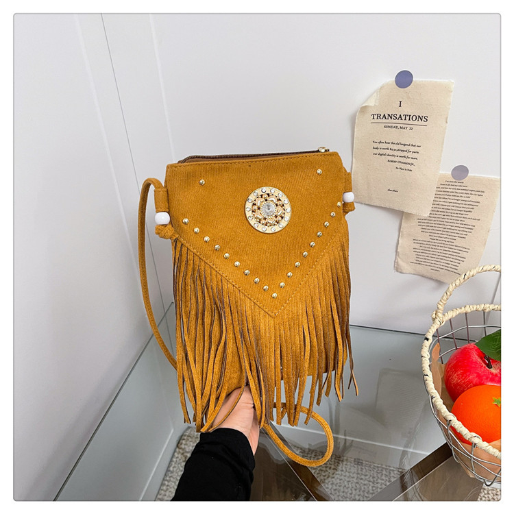 Ženska crossbody torba s rivetima i resicama, mala, sedlo stil, jesen-zima 2025