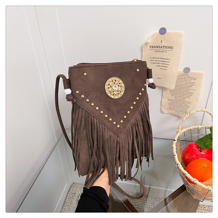 Ženska crossbody torba s rivetima i resicama, mala, sedlo stil, jesen-zima 2025