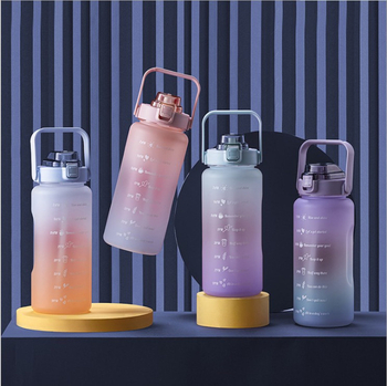Cană sport cu mâner, din plastic, cu pai, capac flip-top, design gradient exterior, finisaj mat