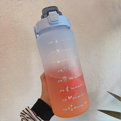 Cană sport cu mâner, din plastic, cu pai, capac flip-top, design gradient exterior, finisaj mat