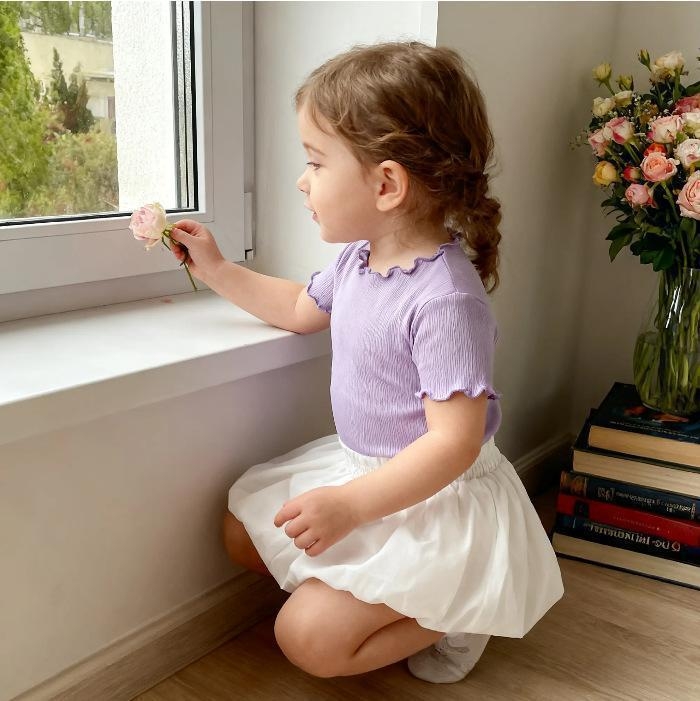 Nyári gyerekeknek készült rövid ujjú felső ice silk anyagból, aranyos és stílusos, laza szabás volánt szegéllyel