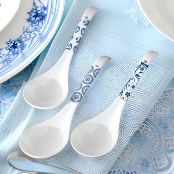 Lingură mare de supă din ceramică, albastru‑alb, cu model floral, stil retro.
