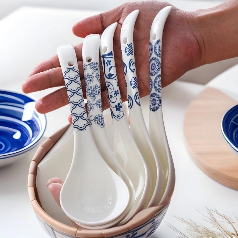 Lingură mare de supă din ceramică, albastru‑alb, cu model floral, stil retro.
