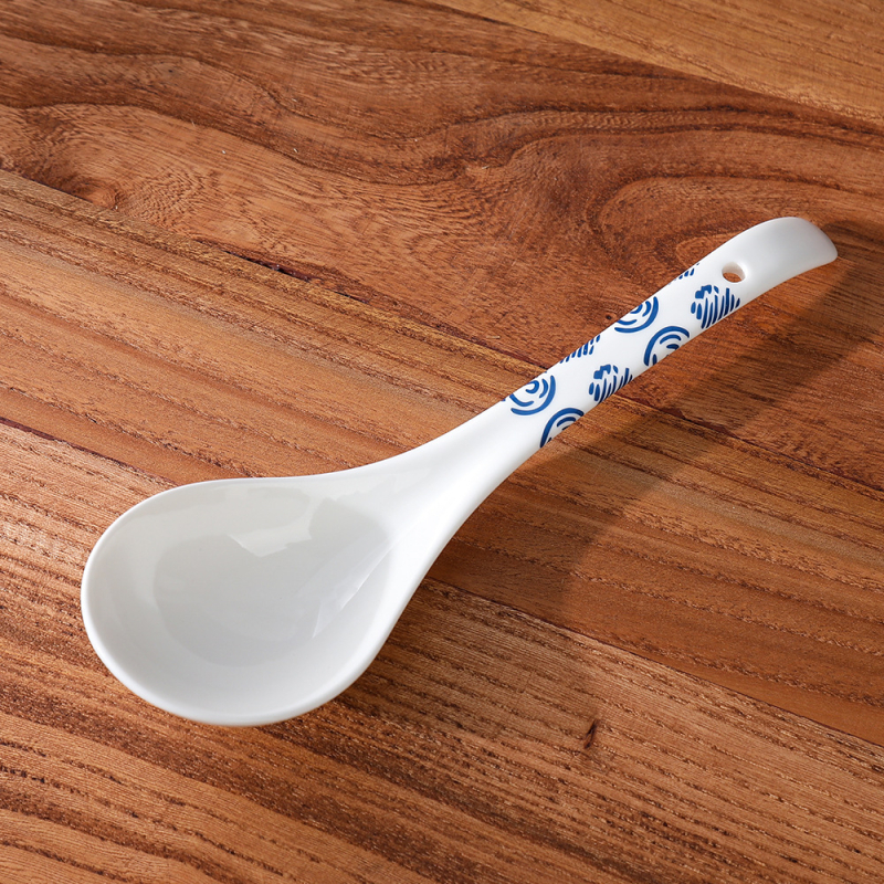 Lingură mare de supă din ceramică, albastru‑alb, cu model floral, stil retro.