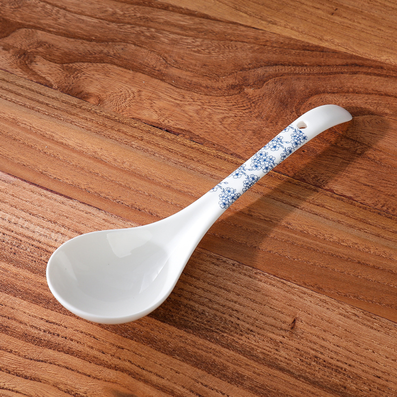 Lingură mare de supă din ceramică, albastru‑alb, cu model floral, stil retro.