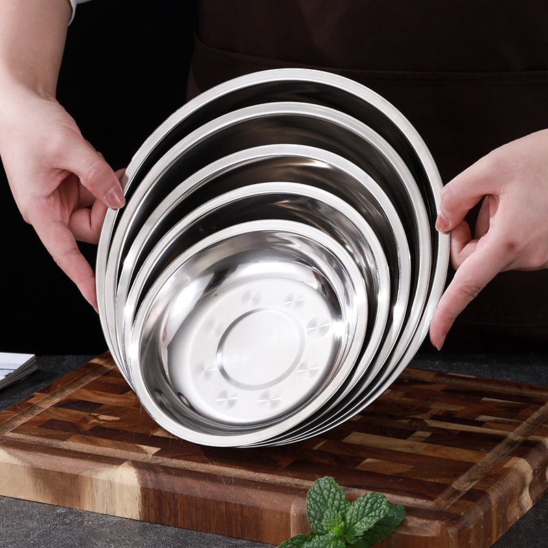 Farfurii din oțel inoxidabil pentru masă, variante plate și adânci, în trei dimensiuni: 16–17 cm, 18–19 cm, 24–25 cm.