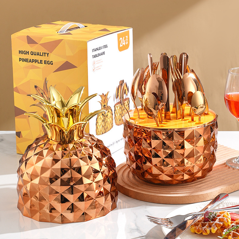 Set de 24 tacâmuri din oțel inoxidabil cu motif ananas – cuțit, furculiță și lingură; oțel inoxidabil 410; design modern minimalist; culori: argintiu, auriu, roz auriu.