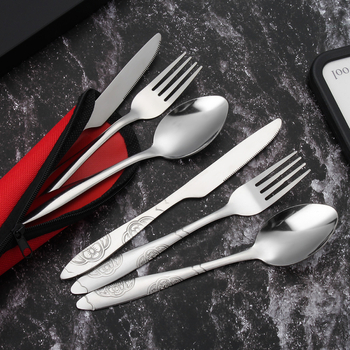 Set occidental de tacâmuri din oțel inoxidabil: cuțit, furculiță, lingură și bețișoare; husă portabilă triunghiulară; imprimare logo disponibil