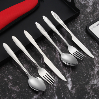 Set occidental de tacâmuri din oțel inoxidabil: cuțit, furculiță, lingură și bețișoare; husă portabilă triunghiulară; imprimare logo disponibil