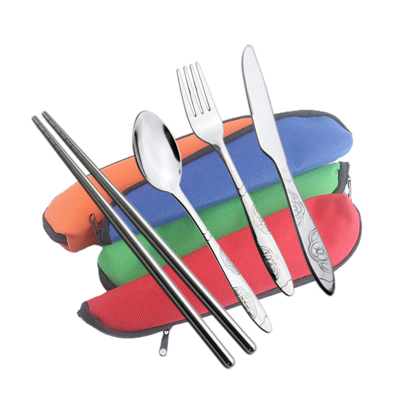 Set occidental de tacâmuri din oțel inoxidabil: cuțit, furculiță, lingură și bețișoare; husă portabilă triunghiulară; imprimare logo disponibil