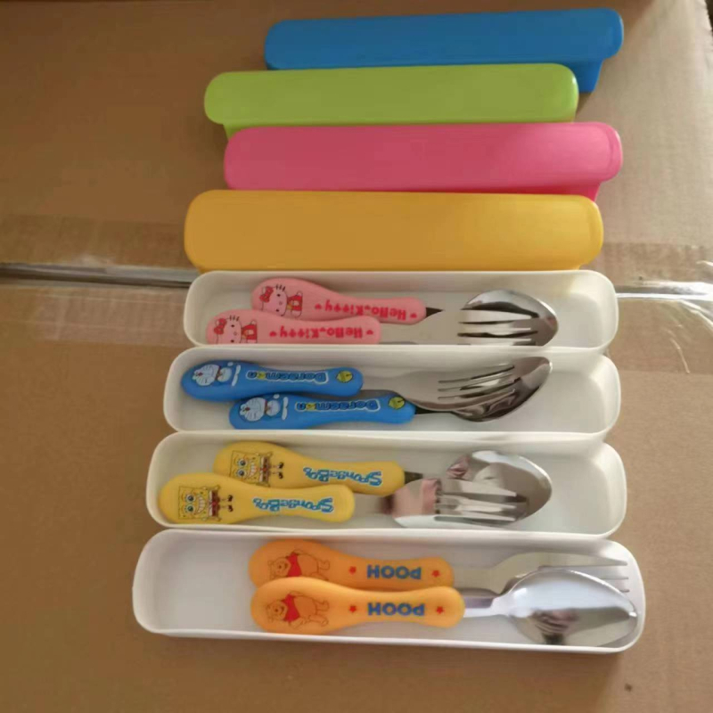 Set de tacâmuri pentru copii, din oțel inoxidabil, trei piese: furculiță, lingură și bețișoare, mânere din plastic