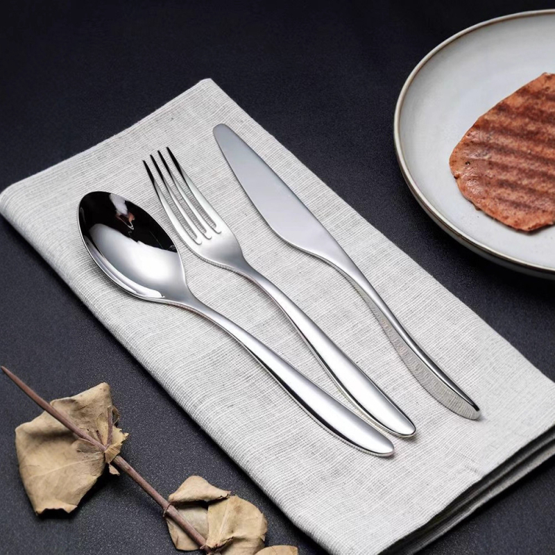 Set din oțel inoxidabil, stil european: cuțit pentru steak, furculiță și lingură, lucrat manual