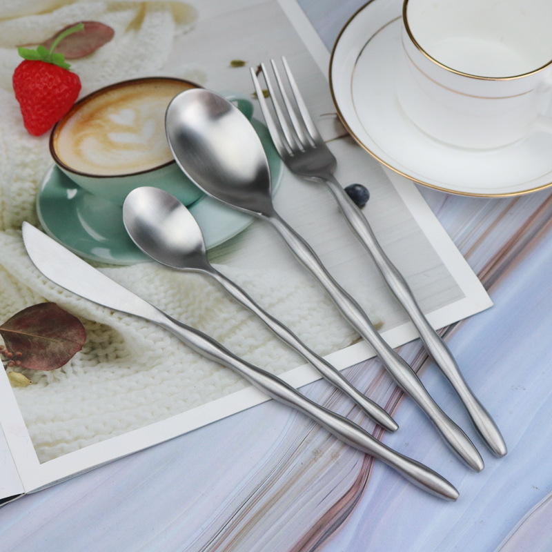 Set de tacâmuri din oțel inoxidabil 304, patru piese, mâner rotund în formă de măslină: cuțit, furculiță și lingură