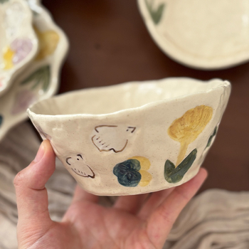 Set retro din ceramică lucrat manual, cu culoare sub glazură: bol pentru orez, cană pentru mic dejun, farfurie de desert și bol pentru salată