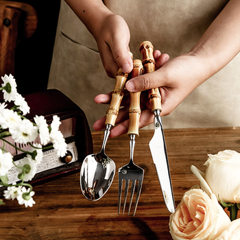 Set de tacâmuri occidentale din oțel inoxidabil 304, 5 piese: cuțit pentru steak, furculiță, lingură, linguriță și furculiță de desert — design inspirat de bambus