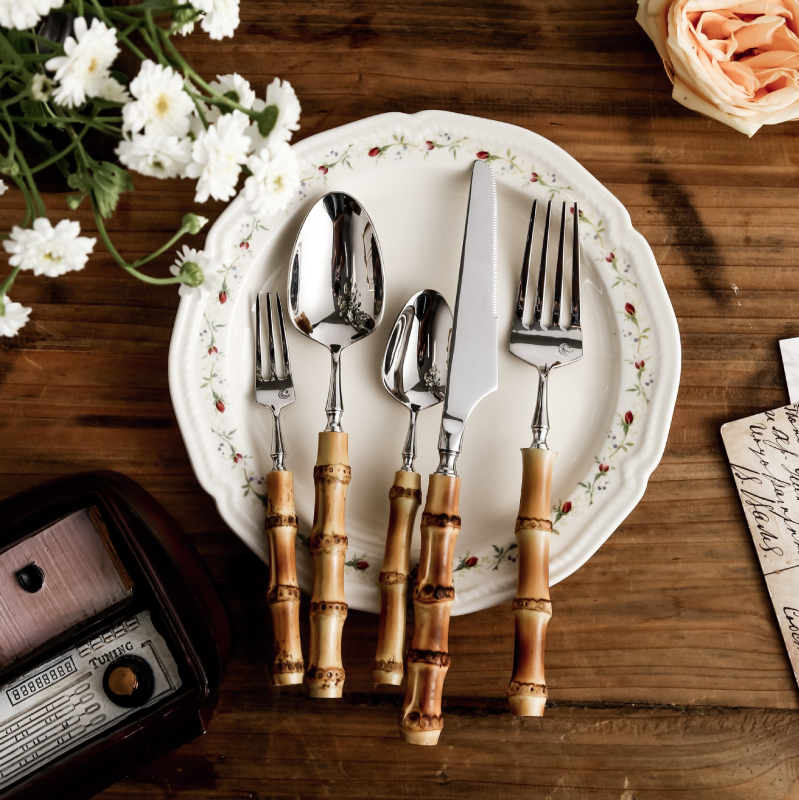 Set de tacâmuri occidentale din oțel inoxidabil 304, 5 piese: cuțit pentru steak, furculiță, lingură, linguriță și furculiță de desert — design inspirat de bambus