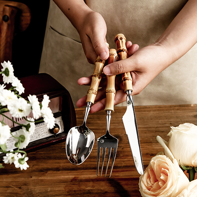 Set de tacâmuri occidentale din oțel inoxidabil 304, 5 piese: cuțit pentru steak, furculiță, lingură, linguriță și furculiță de desert — design inspirat de bambus