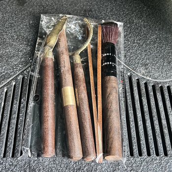 Set ceremonial de ceai din lemn de santal negru, șase piese: ac de ceai, clește pentru ceai, lingură de ceai, ceașcă, furculiță pentru ceai, perie, accesorii pentru ceai și instrument de deschidere Pu’er