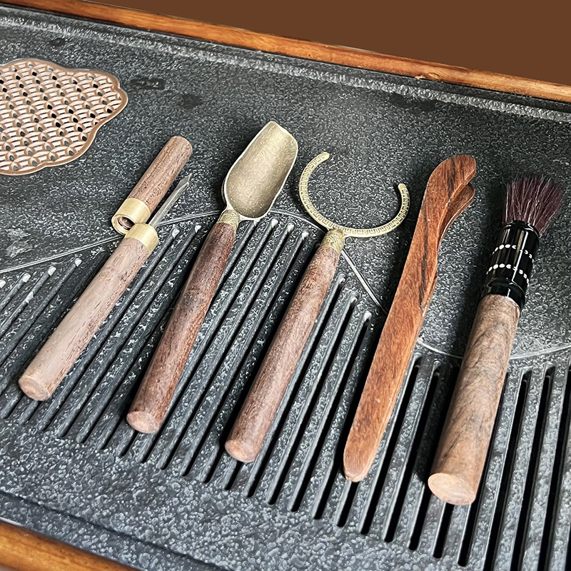 Set ceremonial de ceai din lemn de santal negru, șase piese: ac de ceai, clește pentru ceai, lingură de ceai, ceașcă, furculiță pentru ceai, perie, accesorii pentru ceai și instrument de deschidere Pu’er