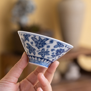 Ceașcă de ceai din porțelan alb, cu model albastru și alb, ceramică, porție individuală.