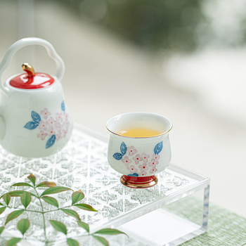 Ceșcă de ceai pictată manual cu motiv hortensie, subglazură roșu-auriu, ceramică, stil lux lejer