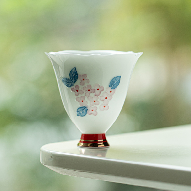 Ceșcă de ceai pictată manual cu motiv hortensie, subglazură roșu-auriu, ceramică, stil lux lejer