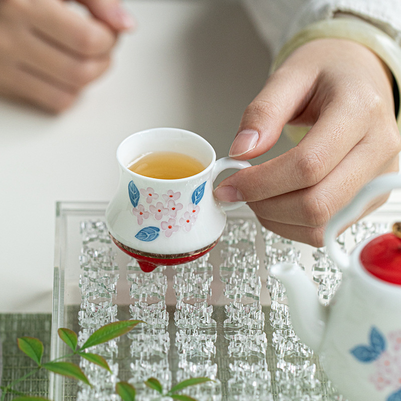 Ceșcă de ceai pictată manual cu motiv hortensie, subglazură roșu-auriu, ceramică, stil lux lejer