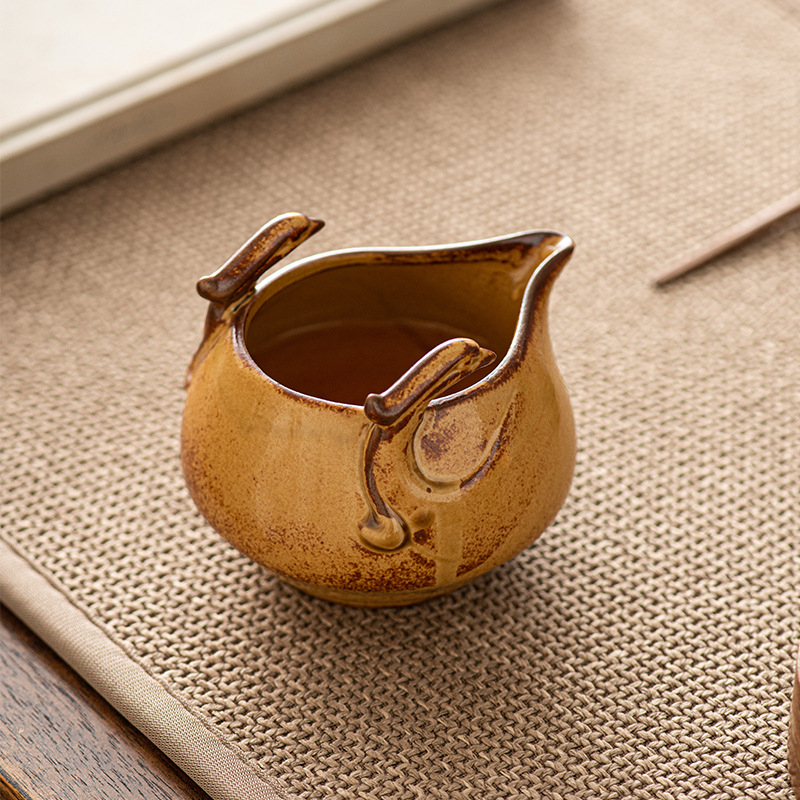 Set de ceai ceramic în stil retro, accesorii: ceașcă de distribuție a ceaiului, divizor de ceai și farfurioară pentru ceai.