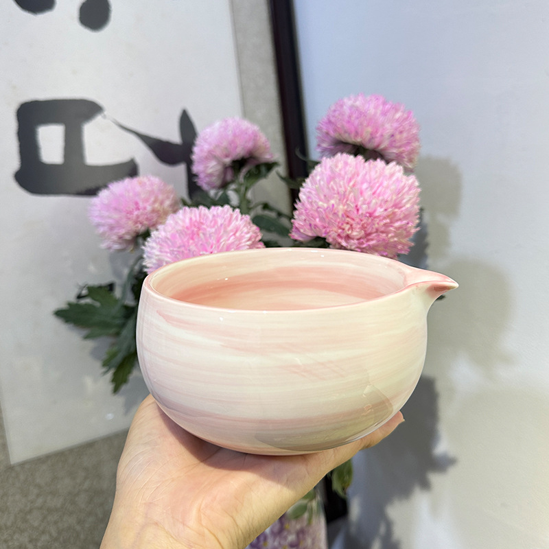 Vas ceramic pentru matcha, pictat manual în stil japonez cu dungi orizontale; set cu suport pentru chasen și perie de bambus pentru ceai