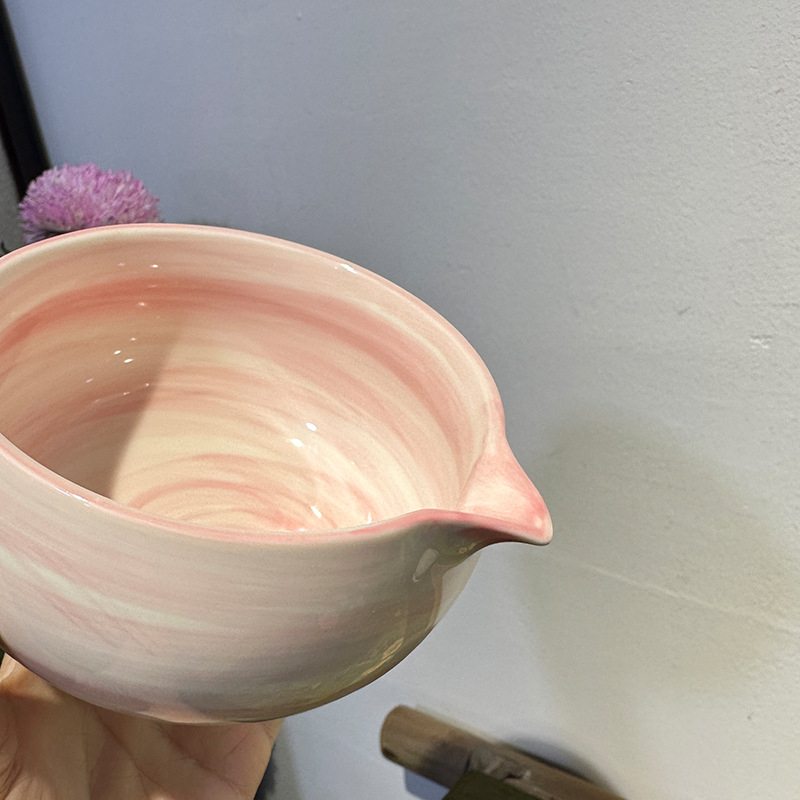 Vas ceramic pentru matcha, pictat manual în stil japonez cu dungi orizontale; set cu suport pentru chasen și perie de bambus pentru ceai