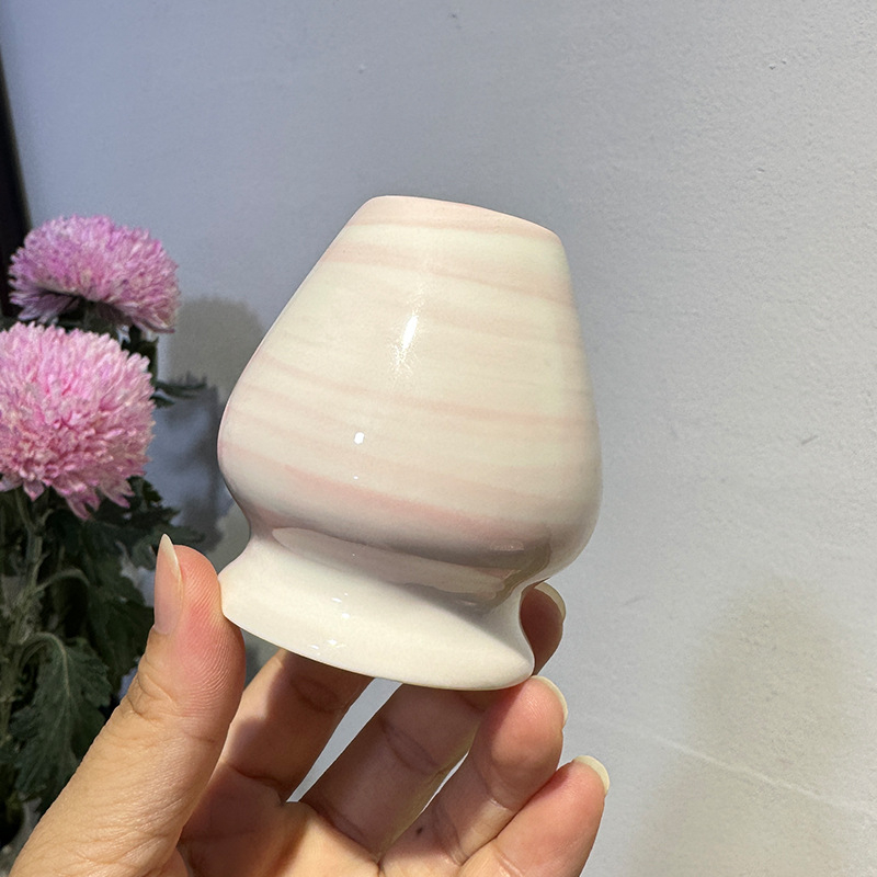 Vas ceramic pentru matcha, pictat manual în stil japonez cu dungi orizontale; set cu suport pentru chasen și perie de bambus pentru ceai