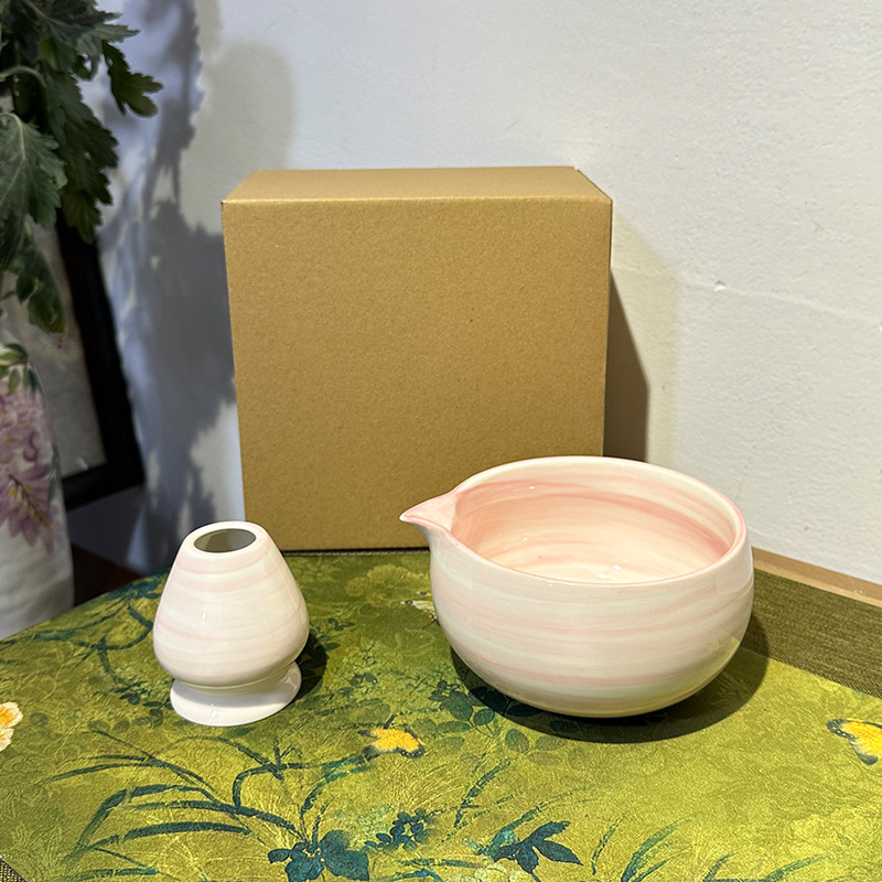 Vas ceramic pentru matcha, pictat manual în stil japonez cu dungi orizontale; set cu suport pentru chasen și perie de bambus pentru ceai