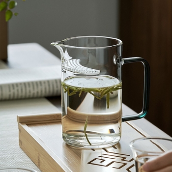 ceașcă de ceai din sticlă rezistentă la temperaturi, cu sită integrată și filtru în formă de semilună, pereți îngroșați, mâner din lemn.